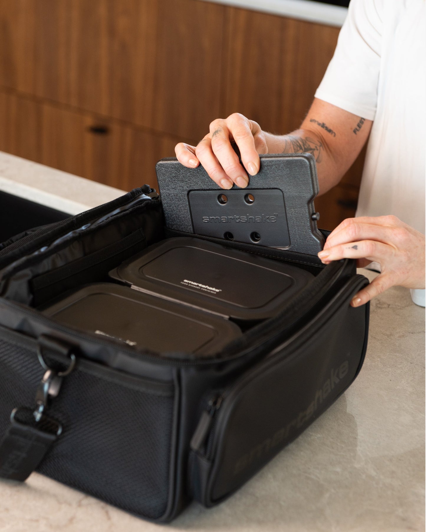 meal-prep-bag-black-with-4-food-containers-and-2-ice-packs-i1 Smartshake_Meal_Prep_Bag_Black_liefstyle_2.jpg