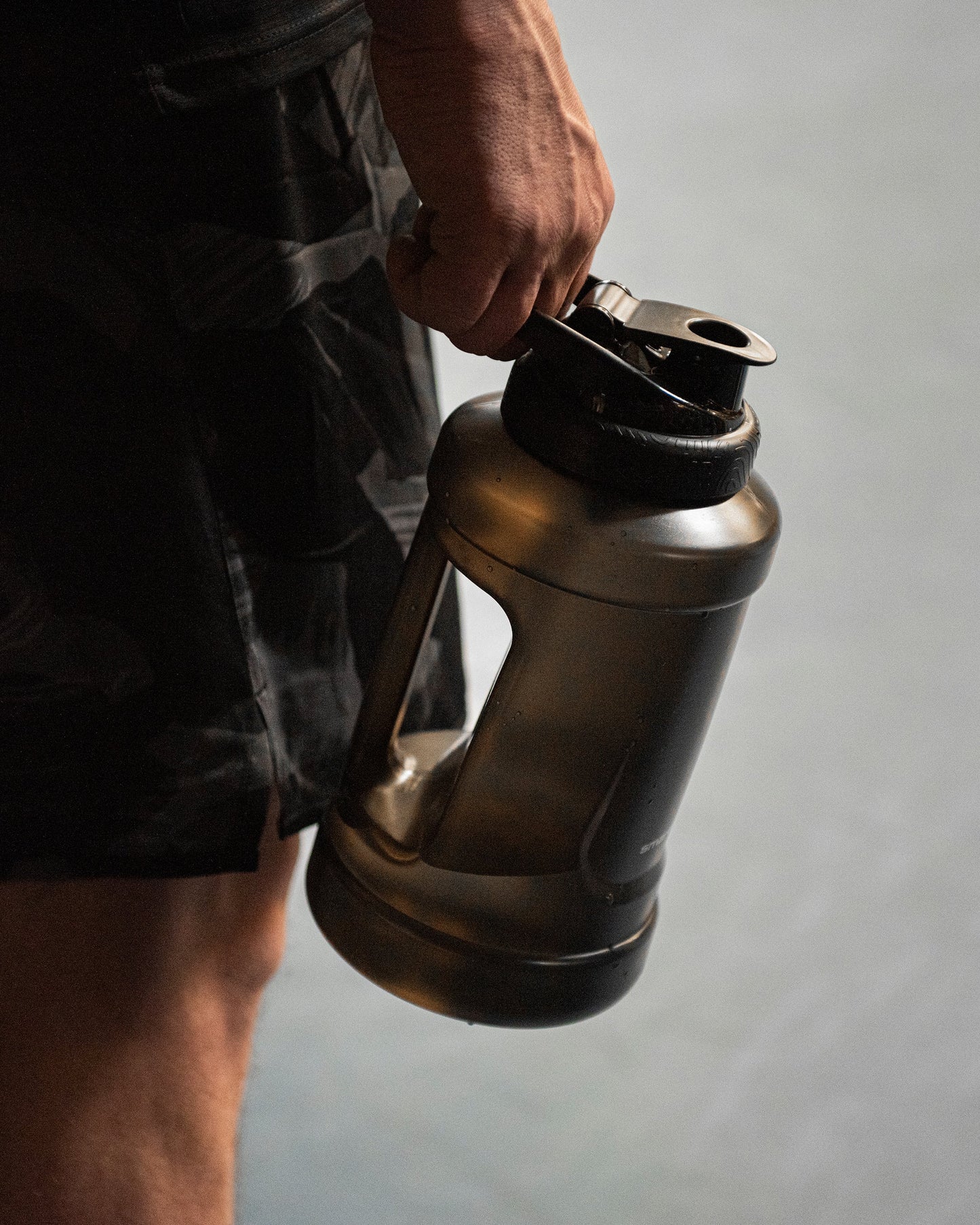 ultimate-jug-black-k1 Smartshake_Ultimate_Jug_black_lifestyle.jpg